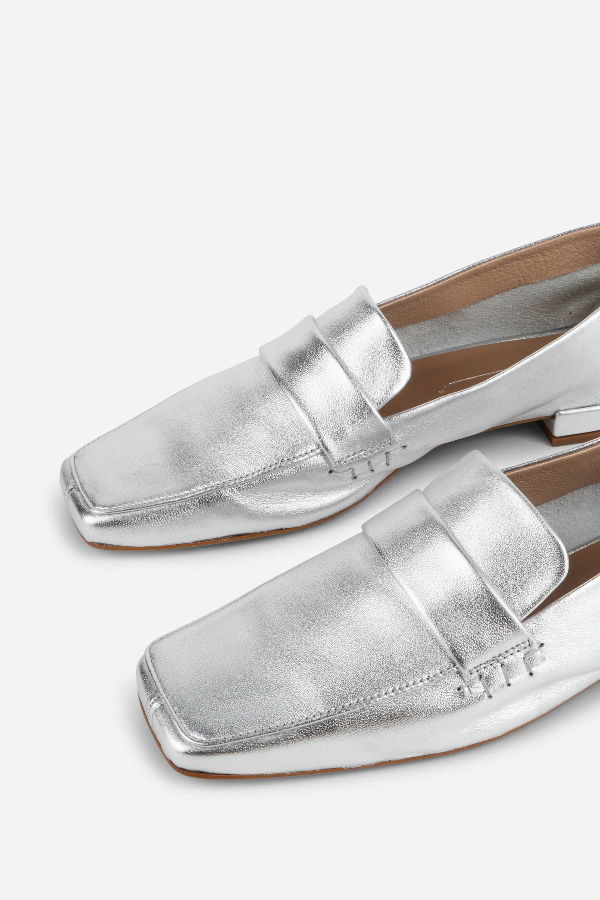PINKY LOAFER